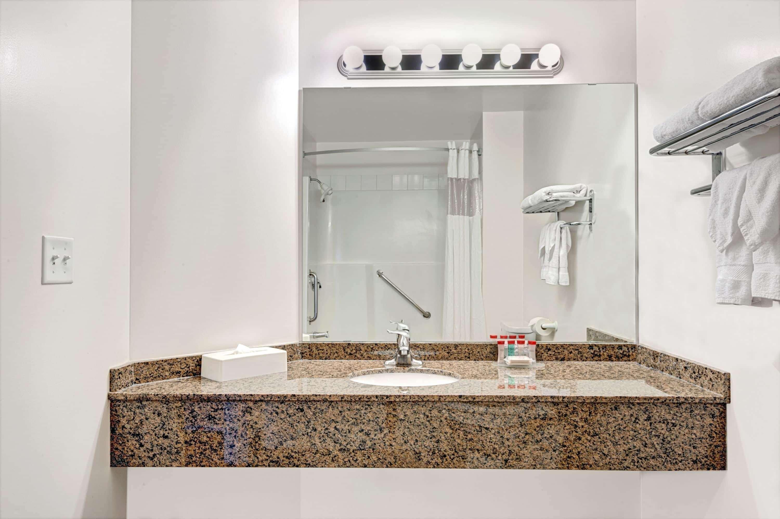 Quality Inn & Suites Edmonton International Airport Ледюк Екстер'єр фото