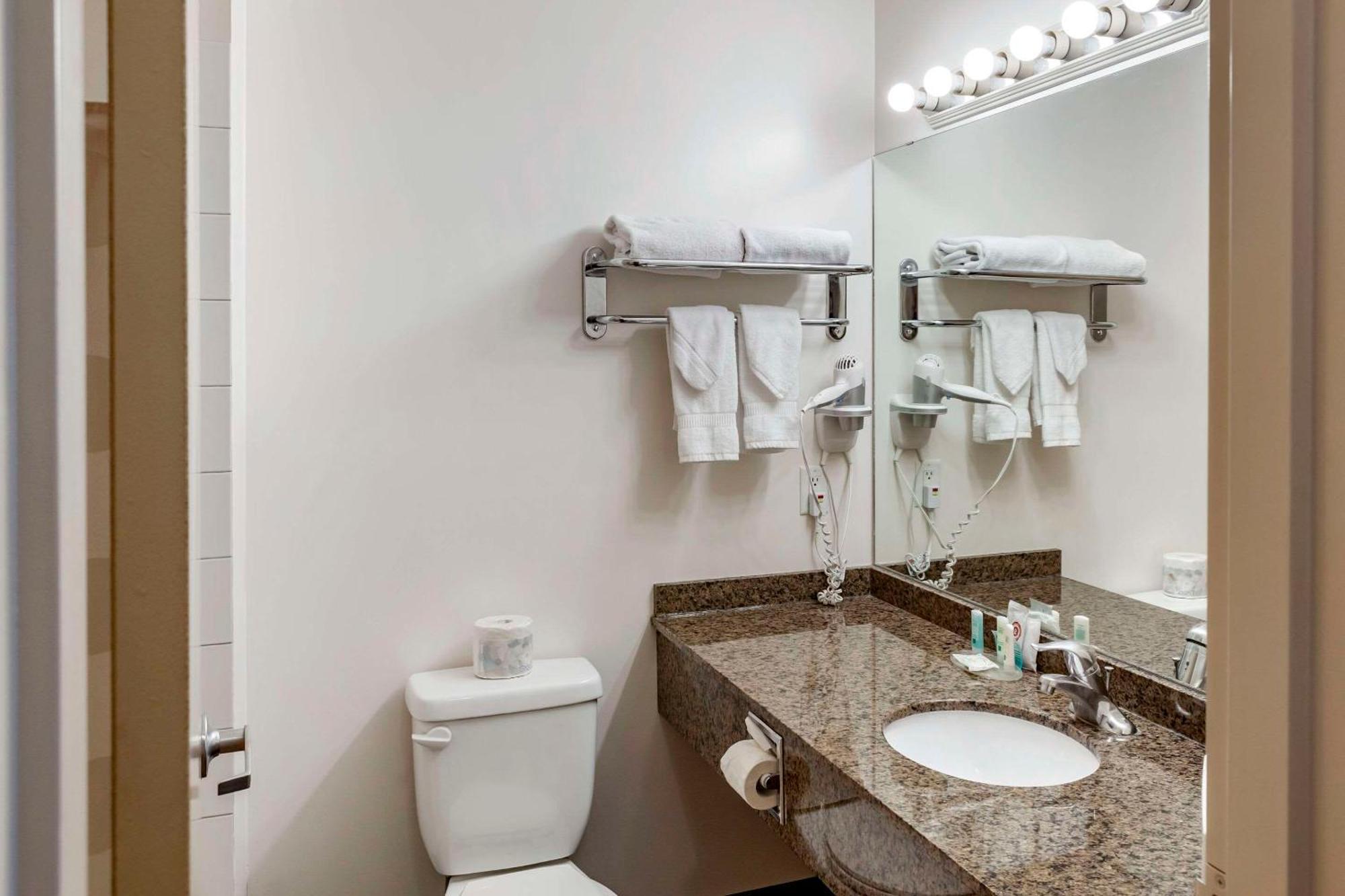 Quality Inn & Suites Edmonton International Airport Ледюк Екстер'єр фото