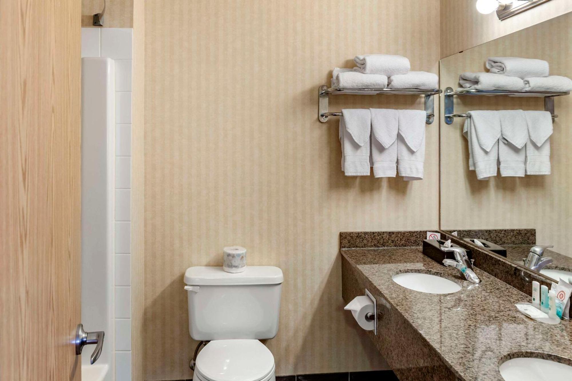 Quality Inn & Suites Edmonton International Airport Ледюк Екстер'єр фото